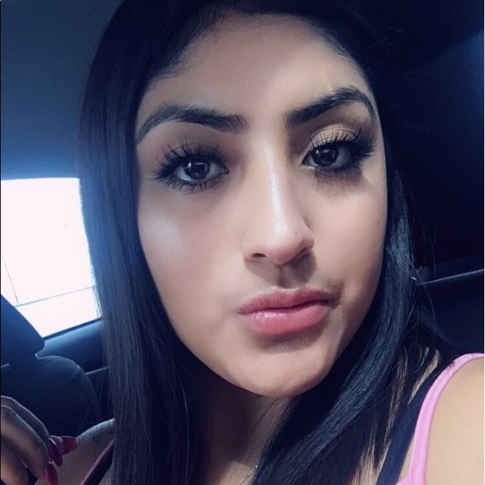 Meet your Posher, Cinthia